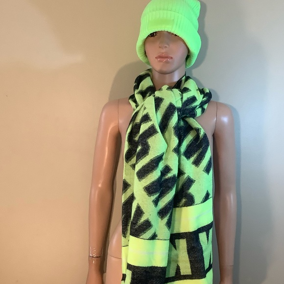 🎉Pink Victoria Secret Hat&Scarf Set - Picture 4 of 4